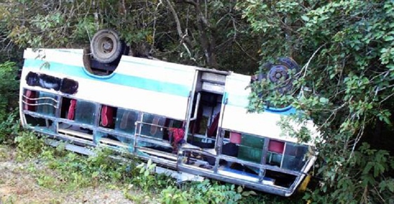 यात्रुबहाक बस दुर्घटना हुदा २ जनाको मृत्यु ४० जना घाइते